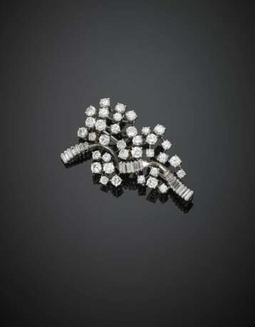 Round and baguette cut diamond white gold brooch - photo 1