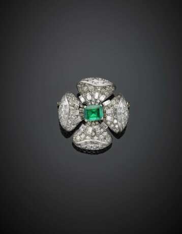 CUSI | Round and baguette diamond platinum and gold flower brooch centered by a mm 8.90x7.50 circa step cut emerald - Foto 1