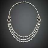 Round diamond platinum necklace with three graduated strand in the front - Foto 1