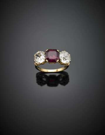 Octagonal ct. 4.10 circa ruby with cushion cut ct. 1.60 circa each diamond shoulders yellow gold ring - photo 1