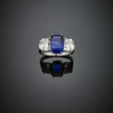 Octagonal ct. 5.50 circa sapphire and step cut diamond shoulders white gold ring - photo 1