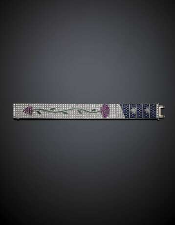 White gold band bracelet with a ruby and emerald floral design over a diamond pavé - Foto 2