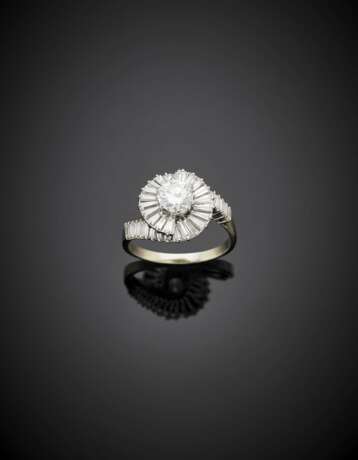 Round ct. 0.95 circa diamond and tapered diamonds white gold ring - Foto 1