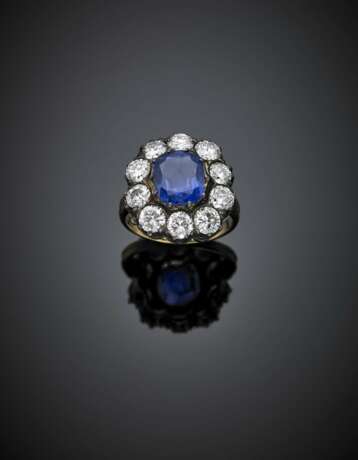 Cushion shape ct. 5.10 circa sapphire and diamond silver and gold cluster ring - Foto 1