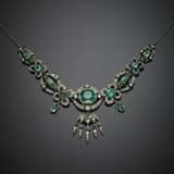 Old mine diamond and variously cut emerald silver and 9K gold devant de corsage - Foto 1