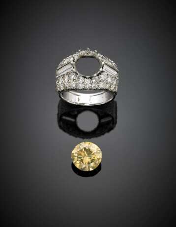 M.BUCCELLATI | Round fancy ct. 3.67 diamond and colourless diamond platinum and gold ring in all ct. 6.50 circa - Foto 2