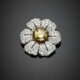 BUCCELLATI | Round ct. 4.53 fancy deep yellowish green "chameleon" diamond and diamond pavé platinum flower brooch - Foto 1
