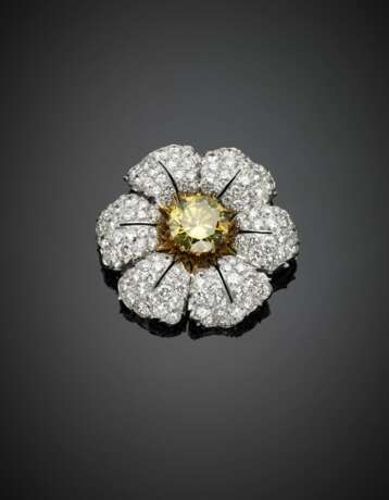 BUCCELLATI | Round ct. 4.53 fancy deep yellowish green "chameleon" diamond and diamond pavé platinum flower brooch - фото 1