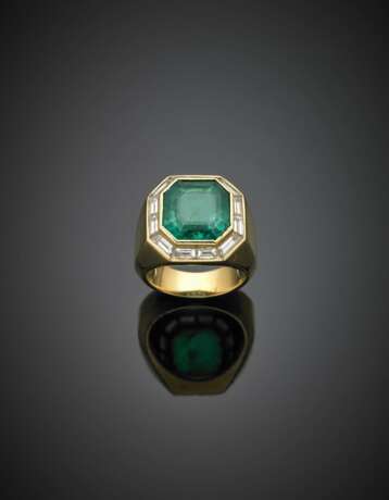 VILLA | Octagonal ct. 5.50 circa step cut emerald and trapezoid diamond yellow gold ring - Foto 1