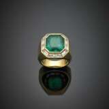 VILLA | Octagonal ct. 5.50 circa step cut emerald and trapezoid diamond yellow gold ring - фото 1