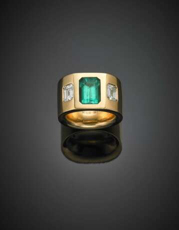 VHERNIER | Octagonal step cut ct. 3.06 emerald with step cut diamond shoulders yellow gold ring - фото 1