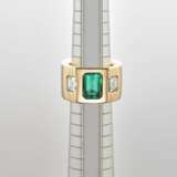 VHERNIER | Octagonal step cut ct. 3.06 emerald with step cut diamond shoulders yellow gold ring - фото 2