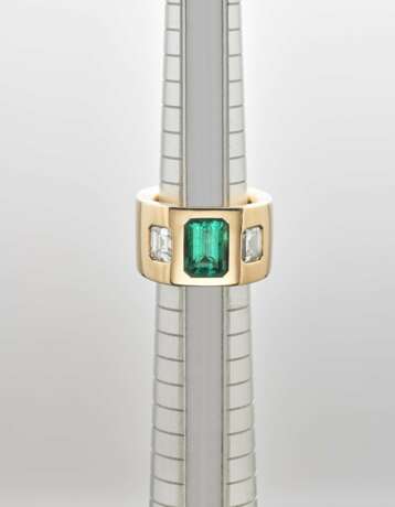VHERNIER | Octagonal step cut ct. 3.06 emerald with step cut diamond shoulders yellow gold ring - Foto 2
