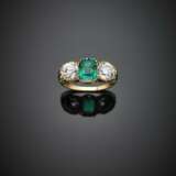 Octagonal ct. 1.90 circa emerald and two old mine diamond shoulder yellow gold ring - Foto 1