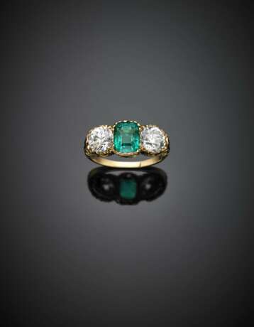Octagonal ct. 1.90 circa emerald and two old mine diamond shoulder yellow gold ring - фото 1