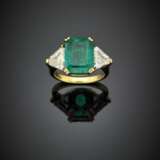 Octagonal ct. 5.20 circa circa step cut emerald and triangular diamond shoulders yellow gold ring - photo 1