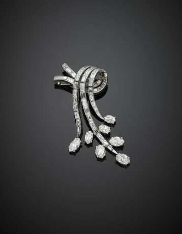 Marquise and baguette diamond white gold volute brooch in all ct. 6.70 circa - фото 1