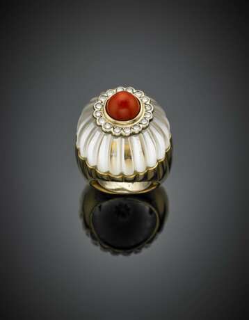 DAVID WEBB | Carved hyaline quartz coral and diamond yellow gold flower ring - Foto 1