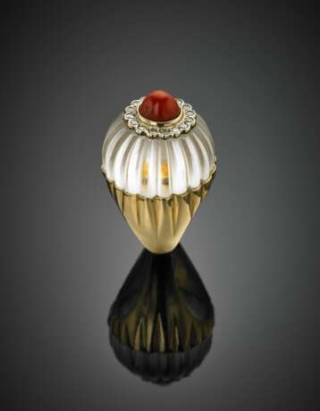 DAVID WEBB | Carved hyaline quartz coral and diamond yellow gold flower ring - Foto 2