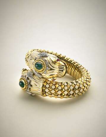 DAVID WEBB | Yellow gold and enamel two dragons crossover bangle with two green cabochon gems and ruby eyes - фото 3