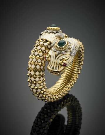 DAVID WEBB | Yellow gold and enamel two dragons crossover bangle with two green cabochon gems and ruby eyes - photo 8