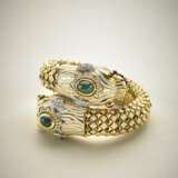 DAVID WEBB | Yellow gold and enamel two dragons crossover bangle with two green cabochon gems and ruby eyes - Foto 10