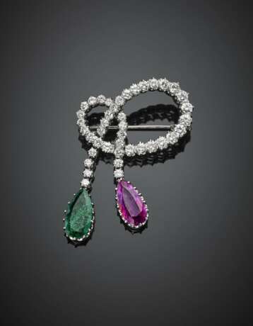 Round diamond white gold brooch with a pendant ct. 2.90 circa pear emerald and ct. 3.00 circa pear pink sapphire - photo 1