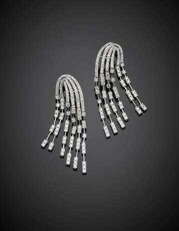 White gold diamond pendant earrings - фото 1