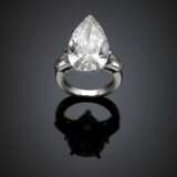 Pear shape ct. 10.16 diamond white gold ring with two shield shape diamond shoulders ct. 0.50 circa circa each - Foto 1