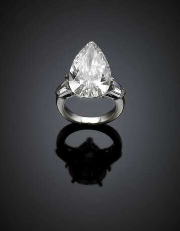 Pear shape ct. 10.16 diamond white gold ring with two shield shape diamond shoulders ct. 0.50 circa circa each - Foto 1