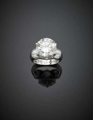 Round ct. 6.44 diamond and baguette diamond shoulders white gold ring - Foto 1