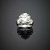 Round ct. 6.44 diamond and baguette diamond shoulders white gold ring - фото 1