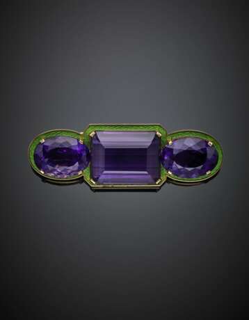 BULGARI | Oval and octagonal amethyst in all ct. 84 circa with green enamel yellow gold brooch - Foto 1