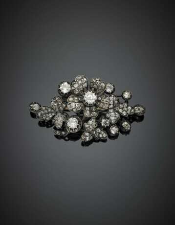 Silver and gold old mine diamond modifiable flower brooch in all ct. 8.20 circa - Foto 1