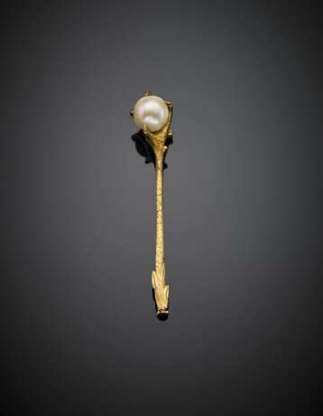 Slightly irregular mm 9.75x10.15 button pearl bird claws yellow gold brooch - фото 1
