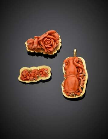 Carved orange coral and yellow gold lot comprising two brooches and a brooch/pendant - фото 1