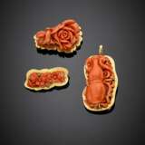 Carved orange coral and yellow gold lot comprising two brooches and a brooch/pendant - фото 1
