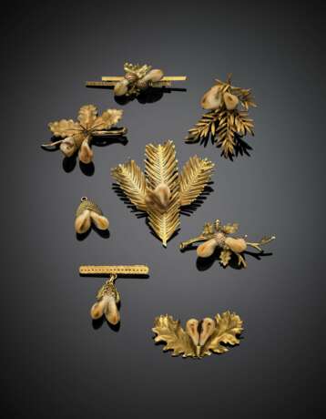 Yellow gold and deer teeth lot comprising seven phytomorphic brooches and a pendant - фото 1