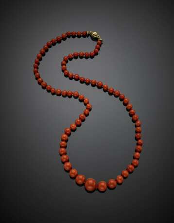 Red orange coral graduated bead necklace with yellow gold clasp - фото 1