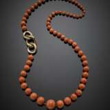 Orange coral graduated bead necklace with three yellow gold links - photo 1