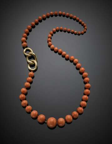 Orange coral graduated bead necklace with three yellow gold links - Foto 1