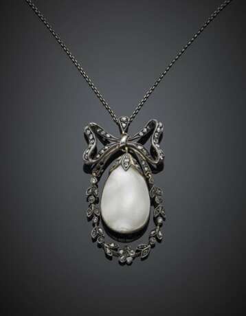 Silver and 9K gold mother-of-pearl and rose cut diamond bow and garland pendant with a cm 39 circa silver chain - Foto 1