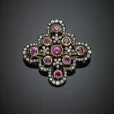 Round faceted and cabochon ruby diamond silver and gold brooch - фото 1