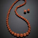 Lot comprising pinkish orange coral graduated bead necklace - фото 1
