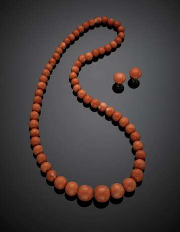 Lot comprising pinkish orange coral graduated bead necklace - photo 1