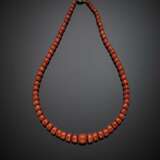 Graduated red coral bead necklace with bi-coloured gold clasp - фото 1
