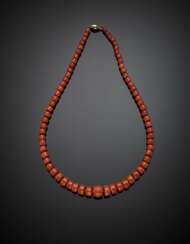 Graduated red coral bead necklace with bi-coloured gold clasp
