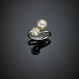 Round ct. 1.25 circa diamond and mm 8.40 circa cultured pearl platinum crossover ring - Foto 1