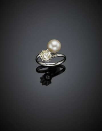 Round ct. 1.25 circa diamond and mm 8.40 circa cultured pearl platinum crossover ring - фото 1
