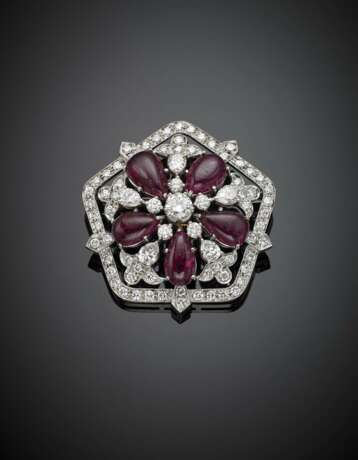 Round diamond and pear shape cabochon ruby white gold brooch - Foto 1